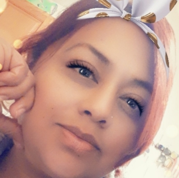 Meet your Posher, Faby Makeup  & Jewelry - Picture 13 of 16